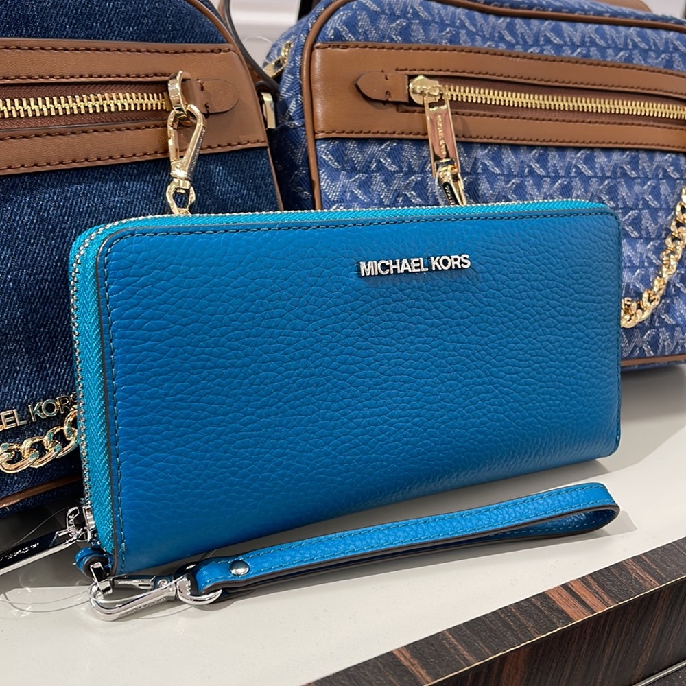 Michael Kors Jet Set Travel Large Travel CONTINENTAL 
Lagoon - Picture 2 of 16